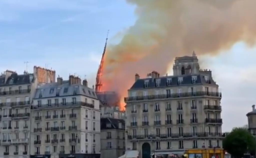 Captan momento en que cae pináculo de catedral de Notre Dame