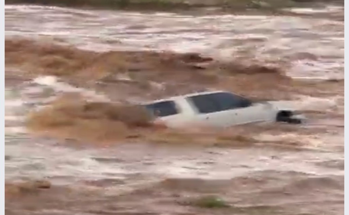 Captan en video rescate de mujer atrapada en desbordamiento de arroyo en BCS
