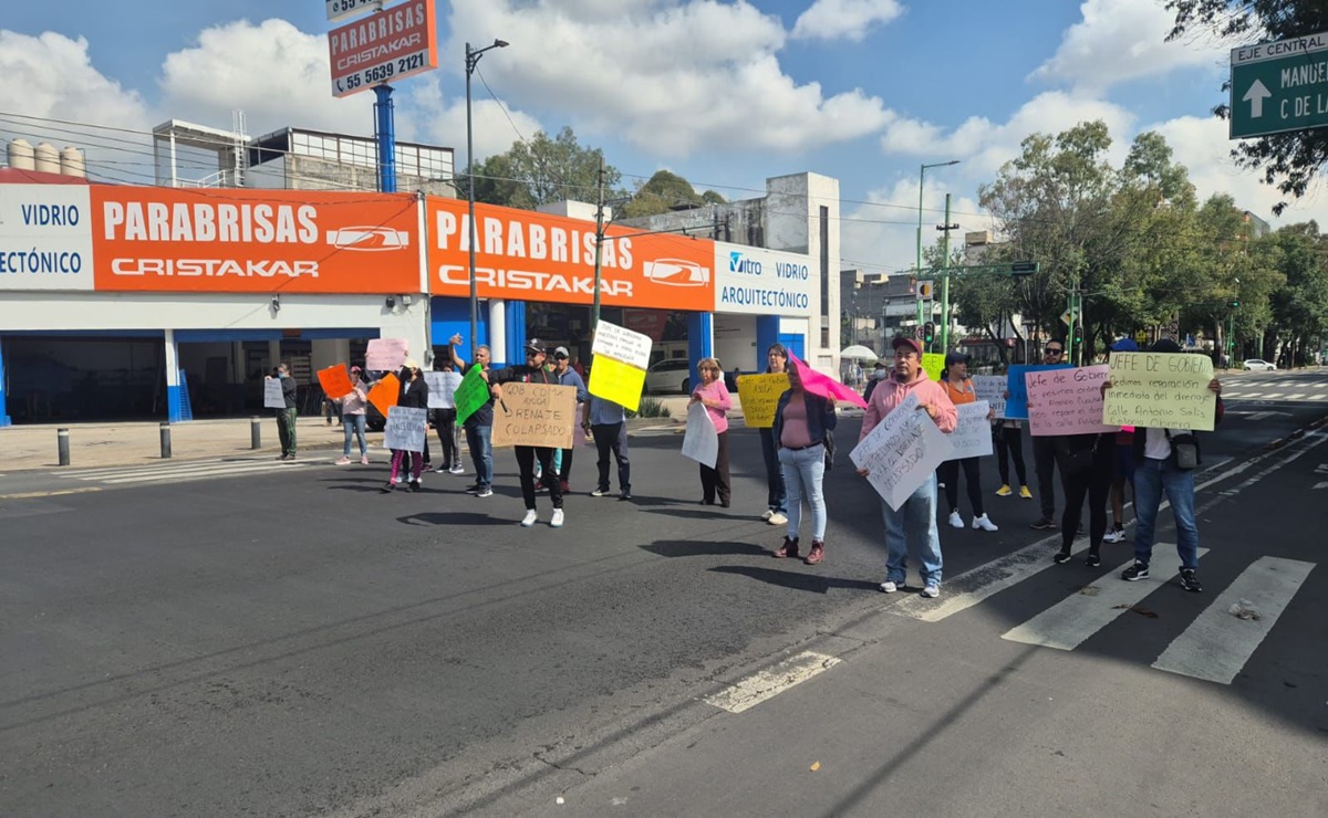 Vecinos de la colonia Obrera bloquean Eje Central; exigen a Sacmex reparar drenaje y denuncian omisión