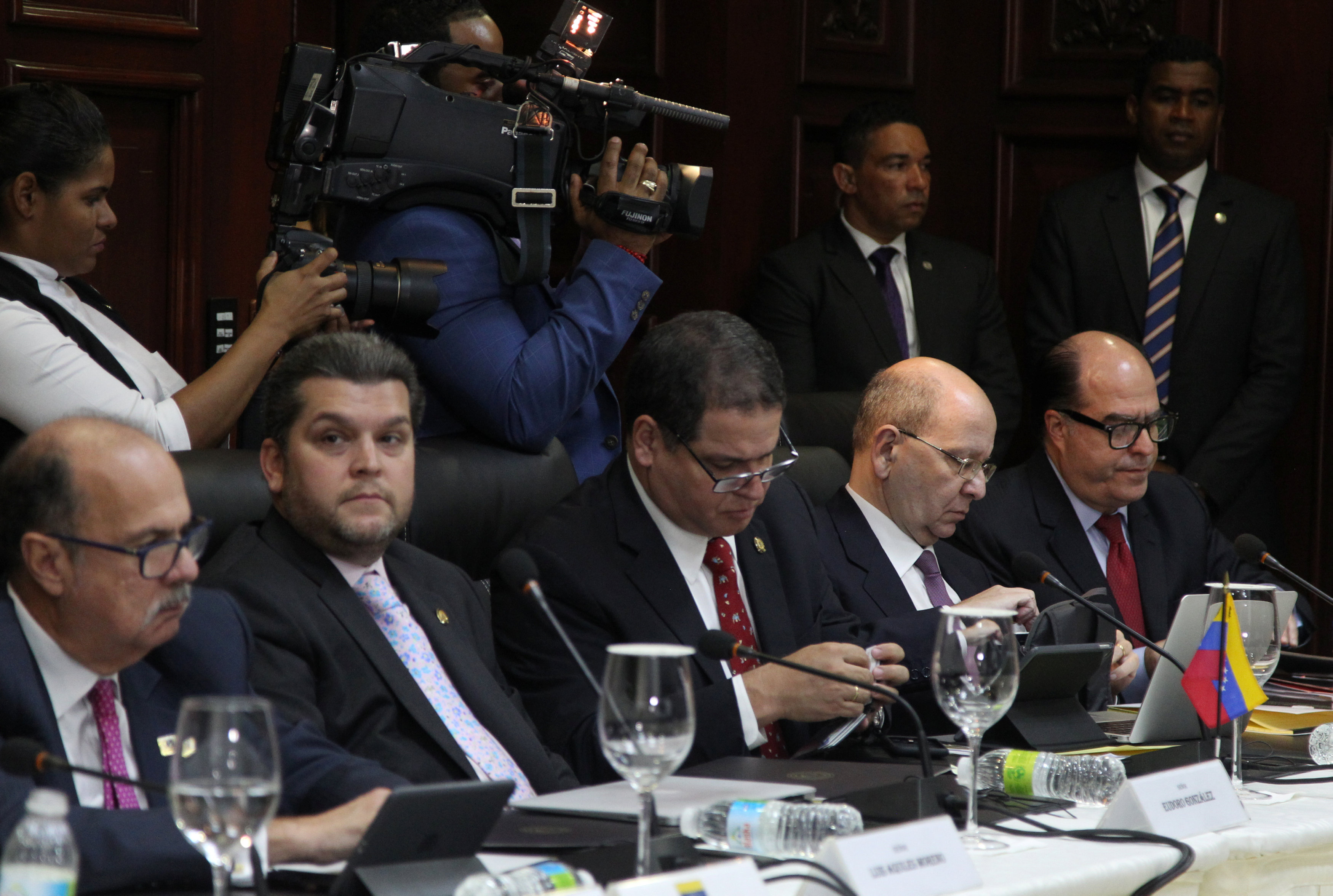 Negociación entre gobierno de Maduro y oposición genera escepticismo