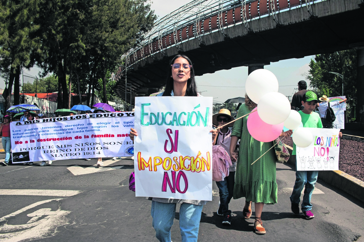 Padres exigen en San Lázaro detener libros de texto gratuitos