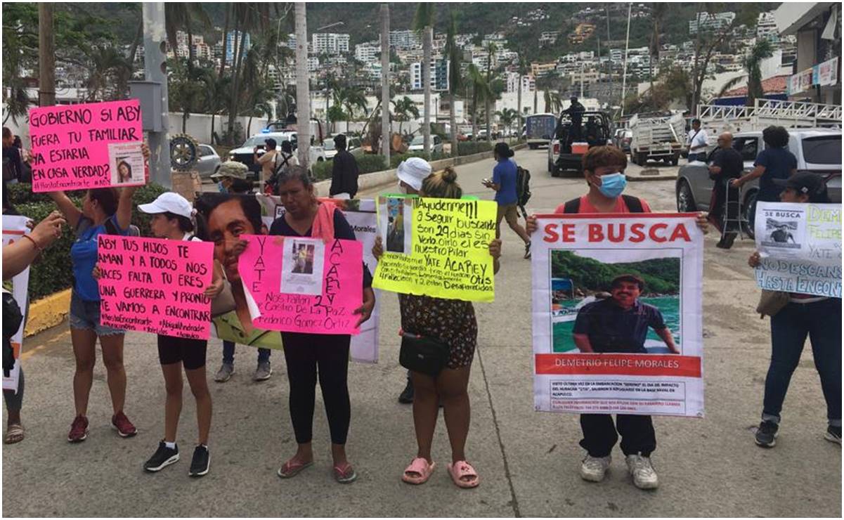 Familiares de desaparecidos por el huracán "Otis" bloquean la Costera Miguel Alemán de Acapulco