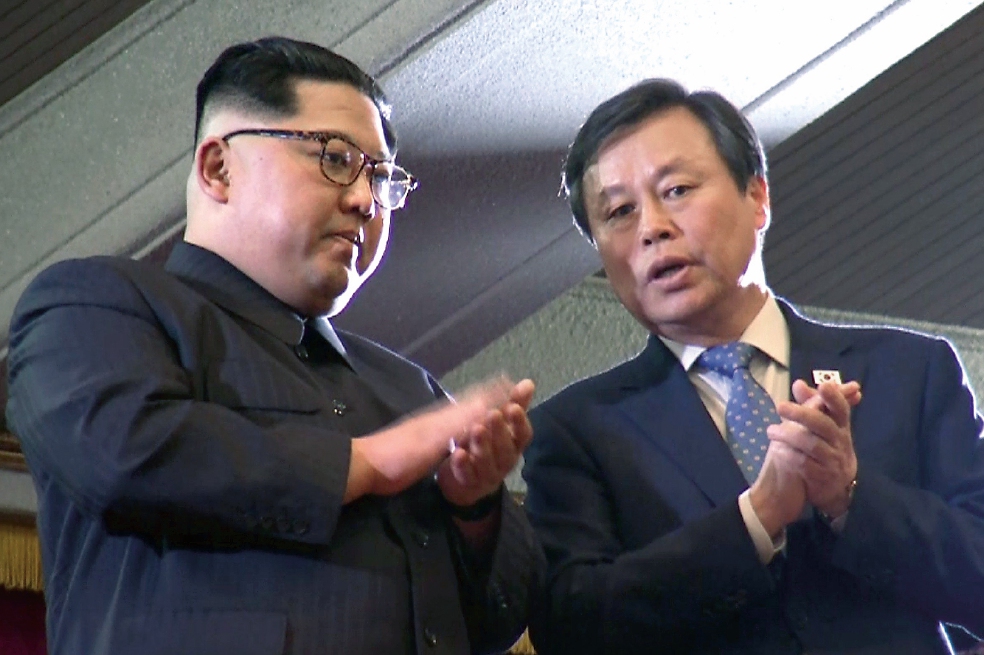 Líder norcoreano asiste a concierto de K-pop en Pyongyang 