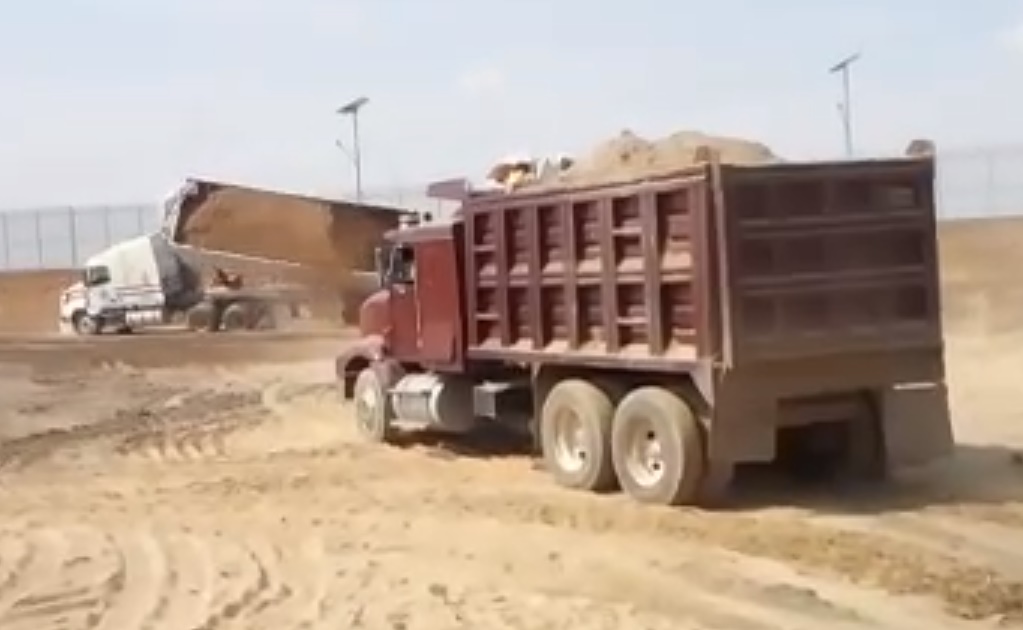 Video. Captan volcadura de tráiler en construcción del NAIM