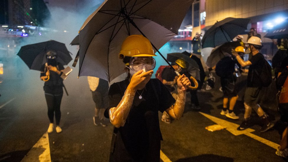 China condena los "horrendos incidentes" en Hong Kong; llama a "restablecer orden"