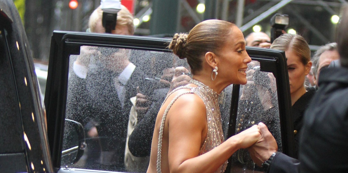 Jennifer Lopez arrasa con figura de impacto al usar vestido de raja