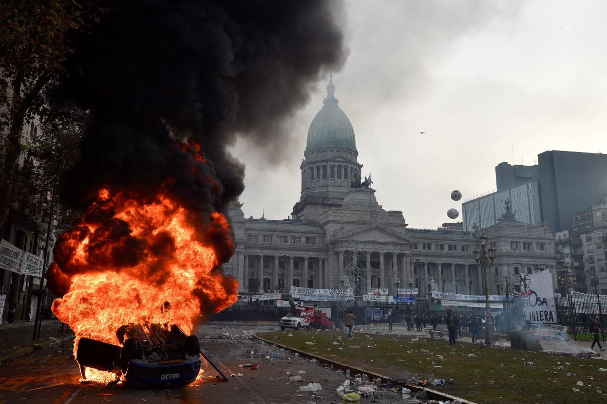 Jabalina en llamas, un hombre desnudo en el monumento: Postales de la  violencia en protestas argentinas