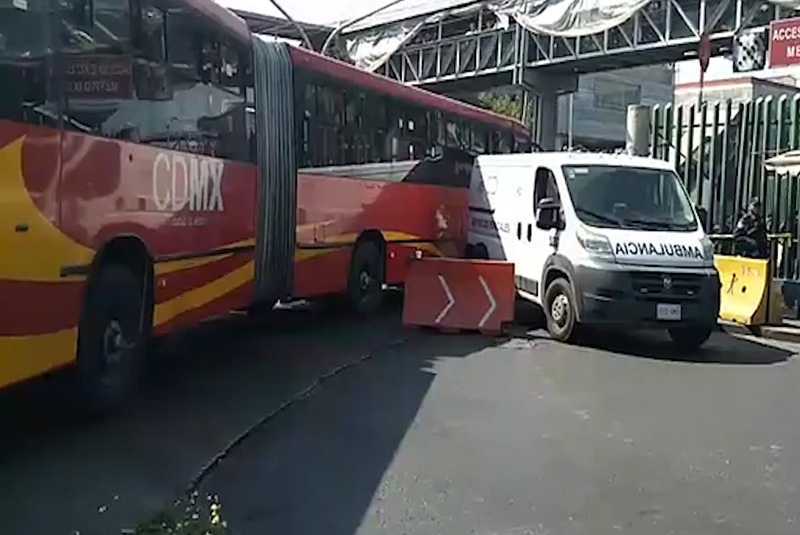 Metrobús arrolla a motociclista en Zaragoza