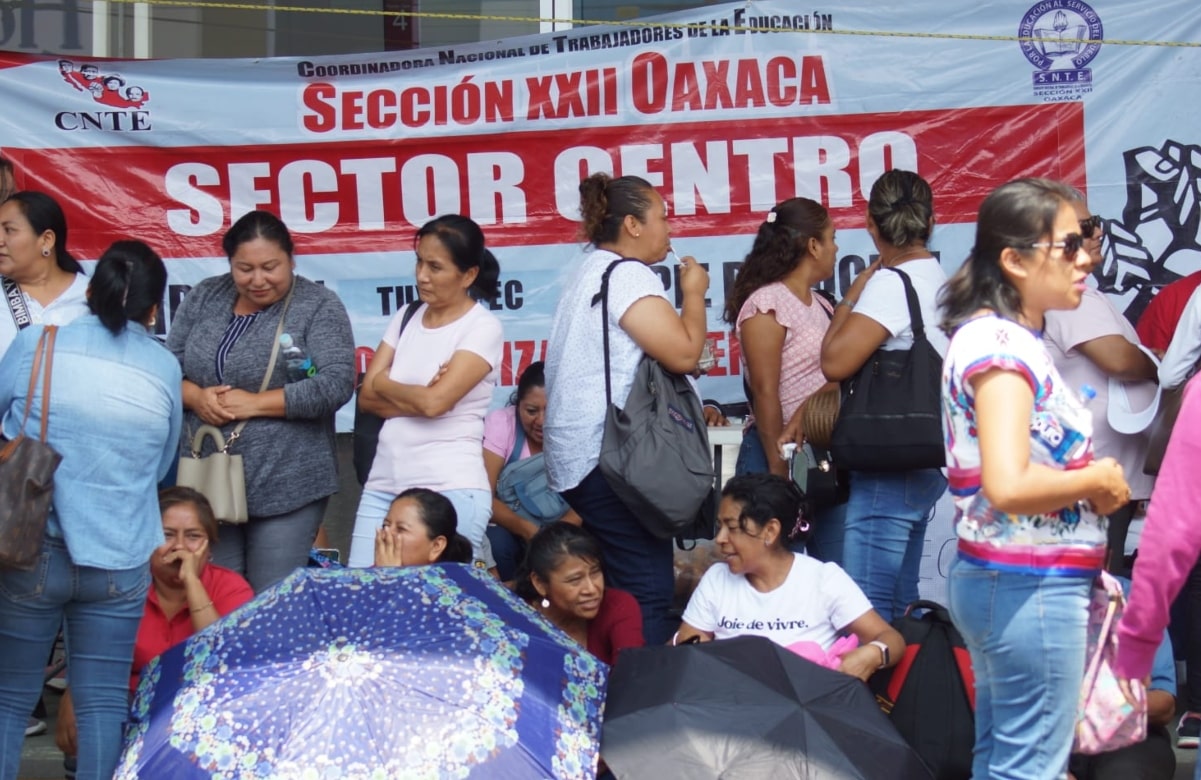 Arranca segundo día de paro magisterial en Oaxaca con bloqueo de aeropuerto y toma del ADO