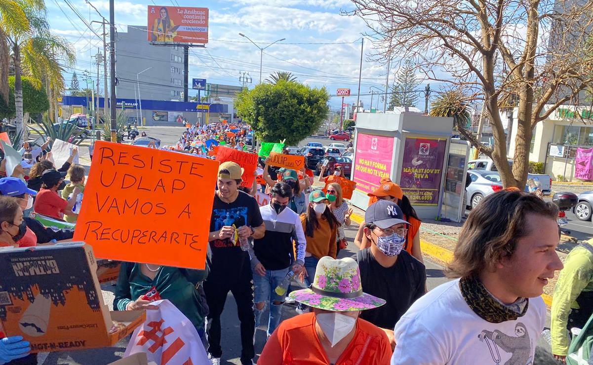 Marchan en Puebla en defensa de la UDLAP; piden la intervención de AMLO