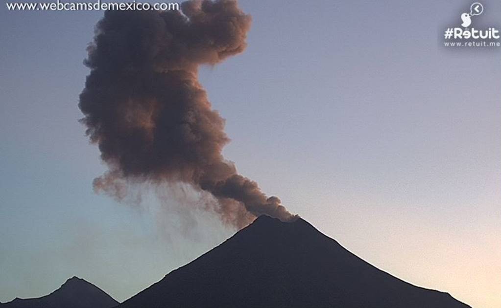 Volcán de Colima emite fumarola de mil 500 metros de altura