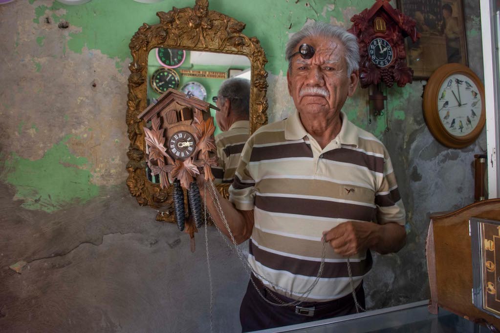 Don Nicolás, el relojero con 50 años de trayectoria en Querétaro