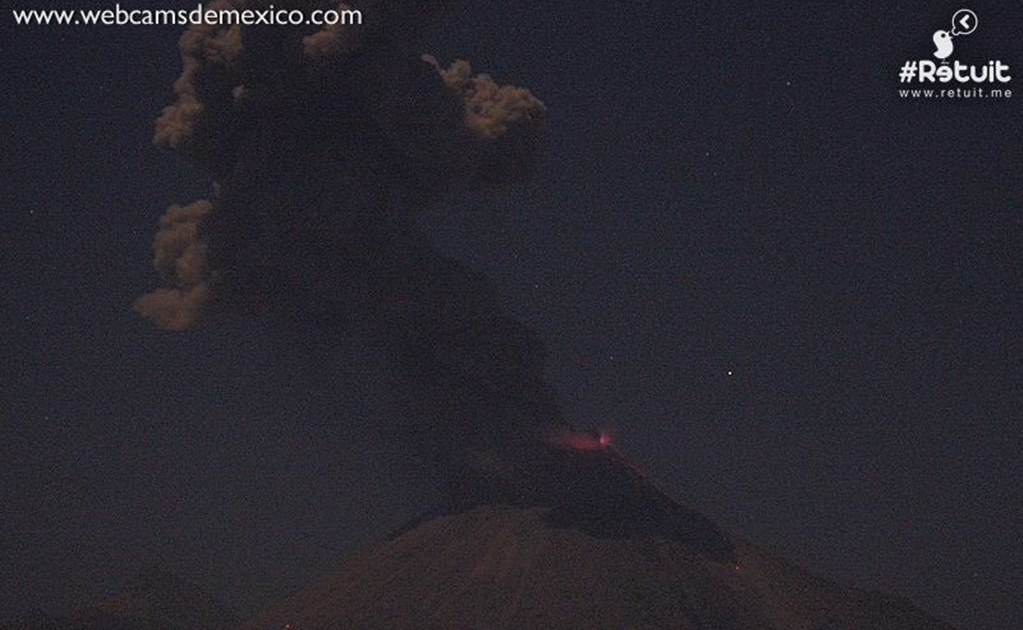 Volcán de Colima amanece con fumarola de dos kilómetros