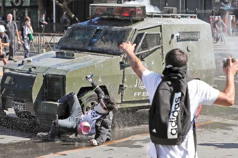 Chilenos escalan violencia; mueren ocho por protesta