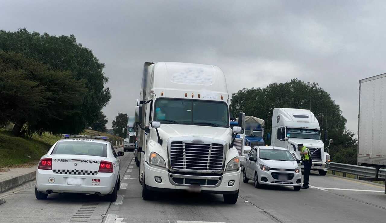 Cierran la autopista México-Querétaro por fuga de gas en ducto de Pemex