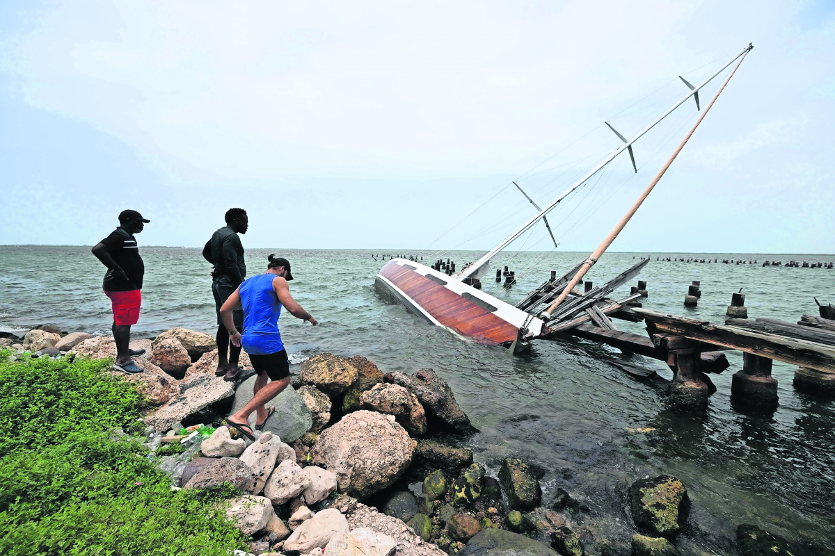 Beryl sale del Caribe tras causar estragos