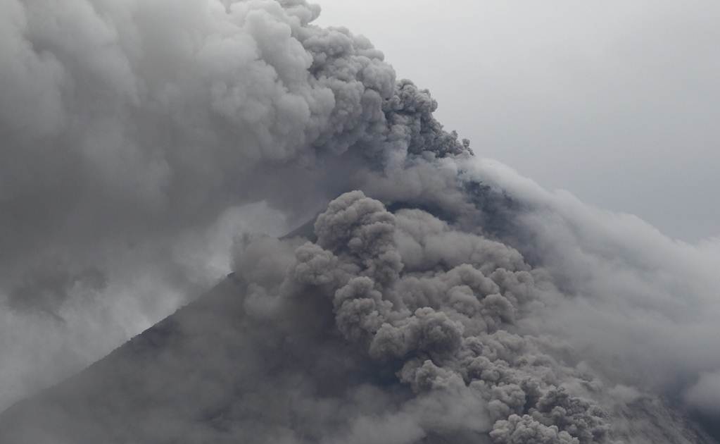 Declaran emergencia tras erupción en Volcán de Colima