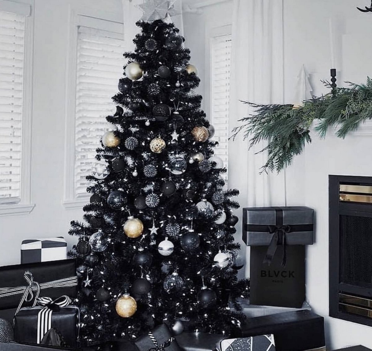Árbol de Navidad en color negro es la nueva tendencia para la decoración navideña