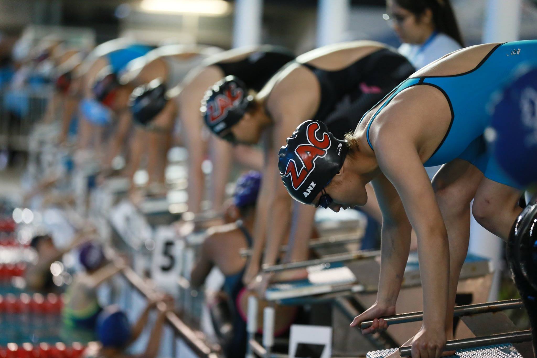 Nadadores reconocen molestias en garganta por alberca