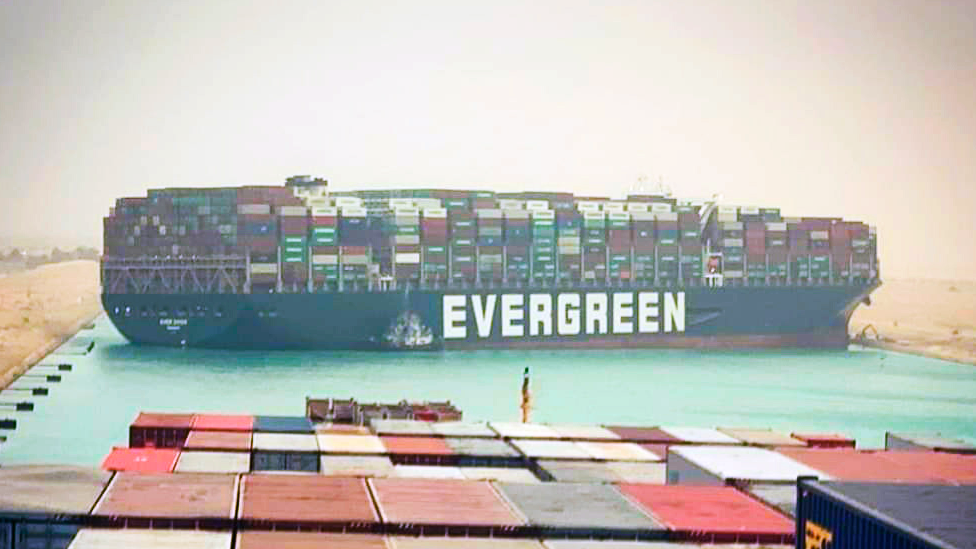 Así son los trabajos para hacer reflotar el carguero que bloquea el Canal de Suez