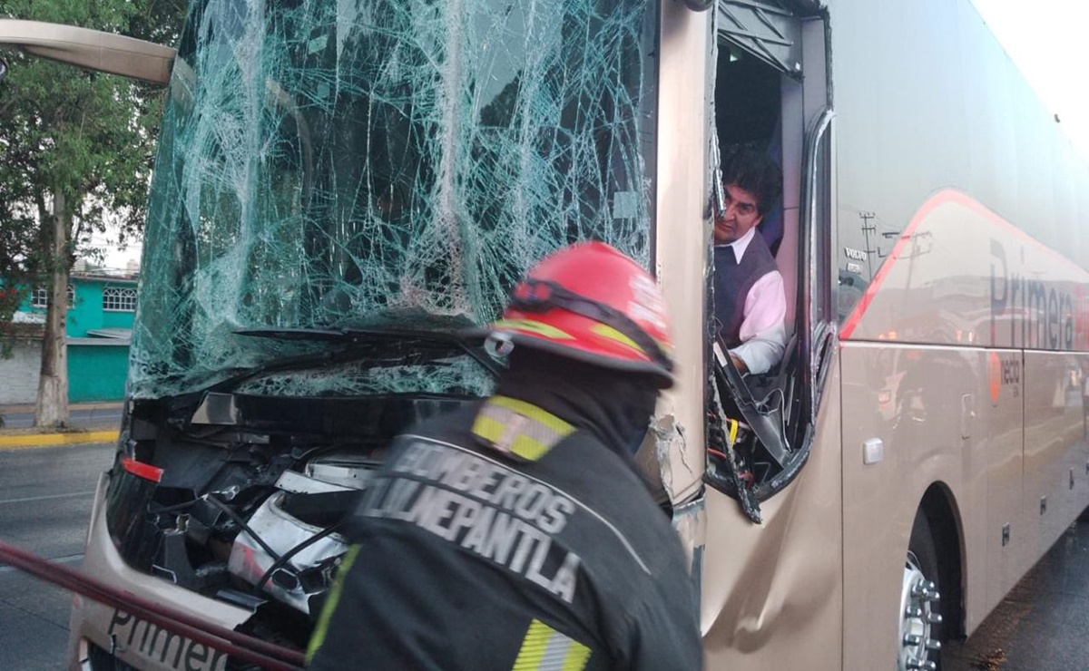 Choque de autobús contra un tráiler en Tlalnepantla, deja conductor prensado y 7 pasajeros heridos