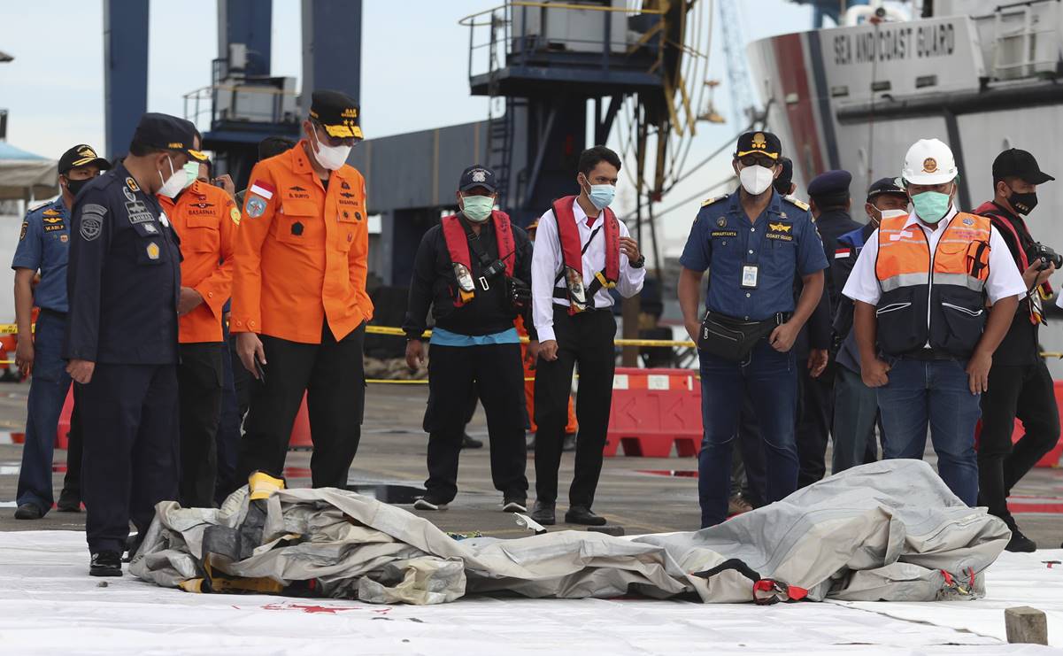 Hallan partes de cuerpos en el lugar del accidente de avión en Indonesia