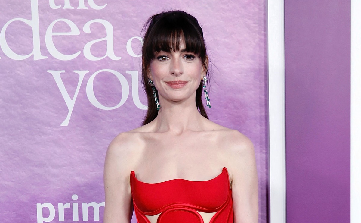 Anne Hathaway arrasa Nueva York con impresionante vestido rojo strapless de Versace