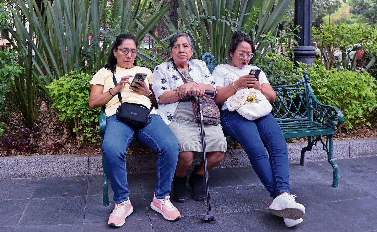 Mujeres superan a los hombres en uso de internet por primera vez en 2023