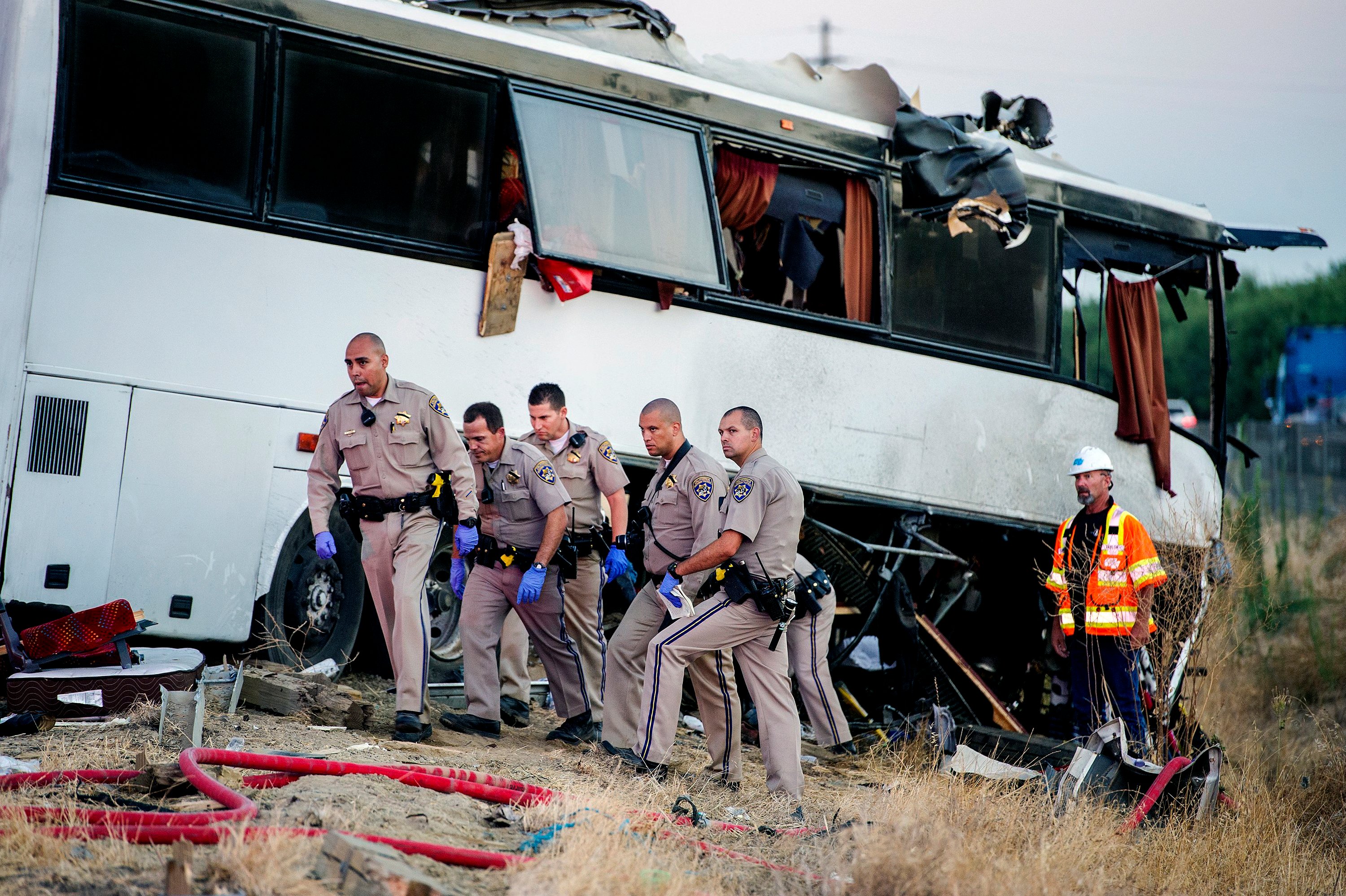 Mueren tres mexicanos en accidente de autobús en California