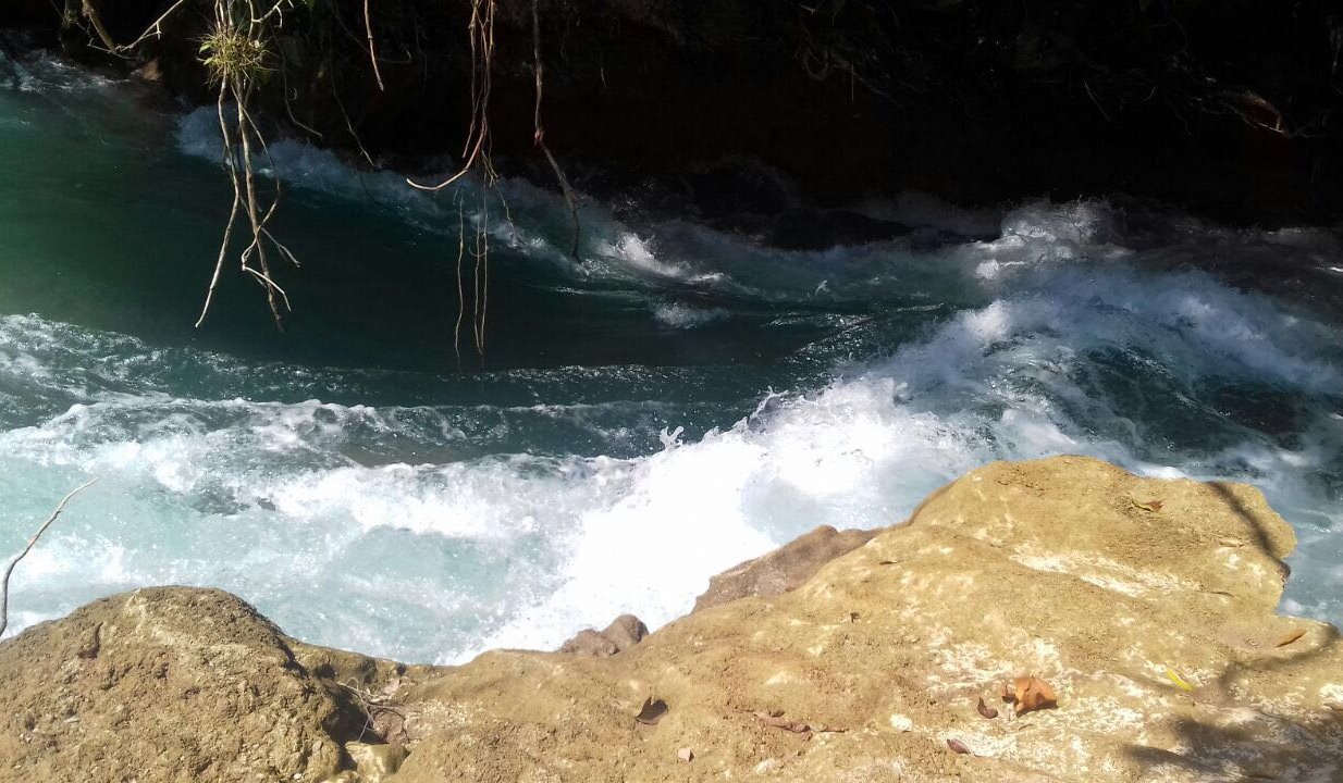 Madre rescata a su hijo quien cayó al río en San Cristóbal de las Casas