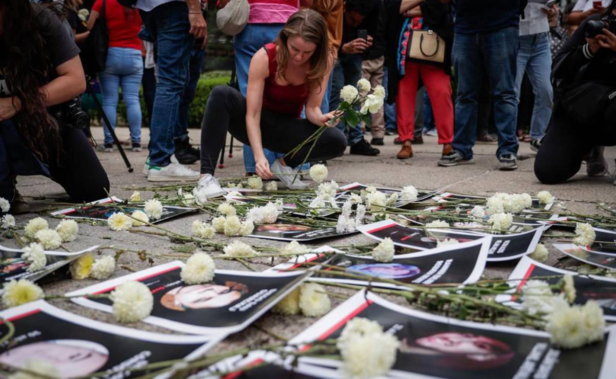 Con fotos, velas y flores, exigen justicia por víctimas del incendio en Juárez  frente a Embajada de EU 