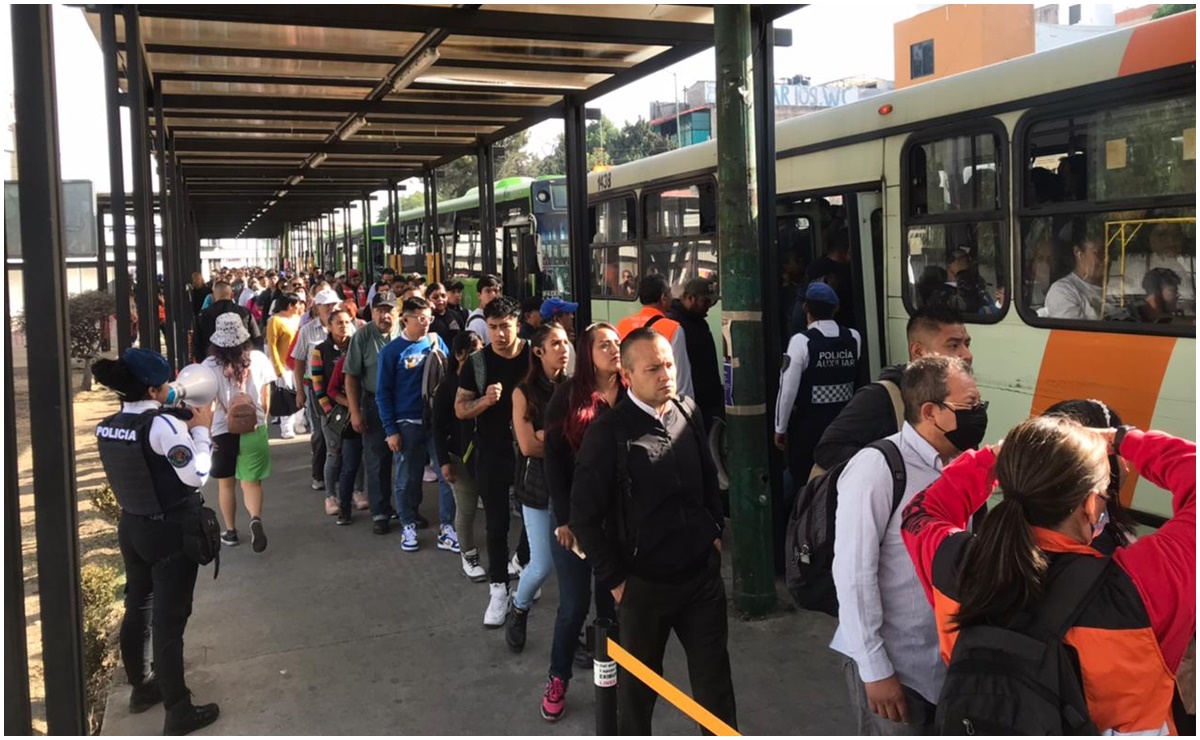 Usuarios reportan caos y largas filas por cierre parcial de la Línea 5 del Metro