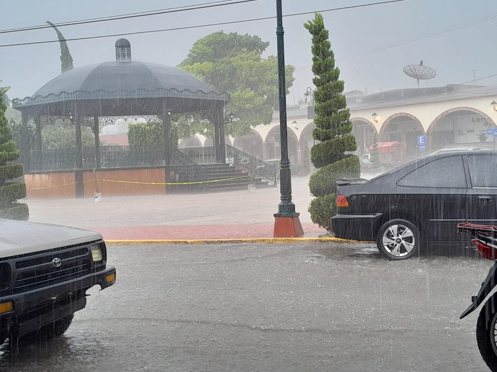Fuerte lluvia provoca encharcamientos en Alfajayucan