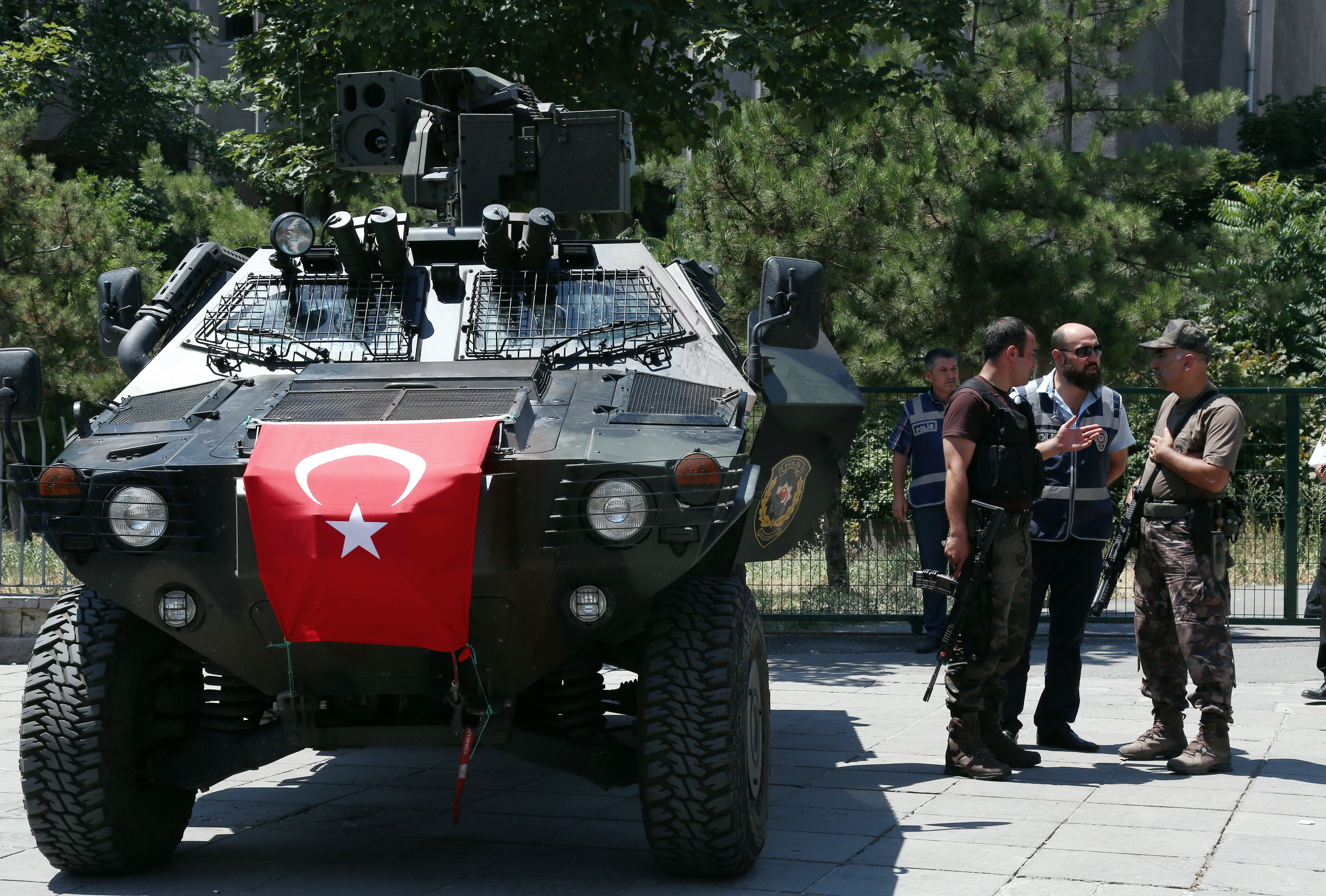 Turquía despide a mil 700 oficiales; cierra grupos de prensa