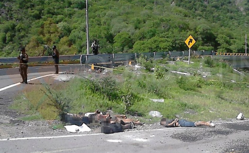Hallan 6 cadáveres en Guerrero; cinco en una carretera