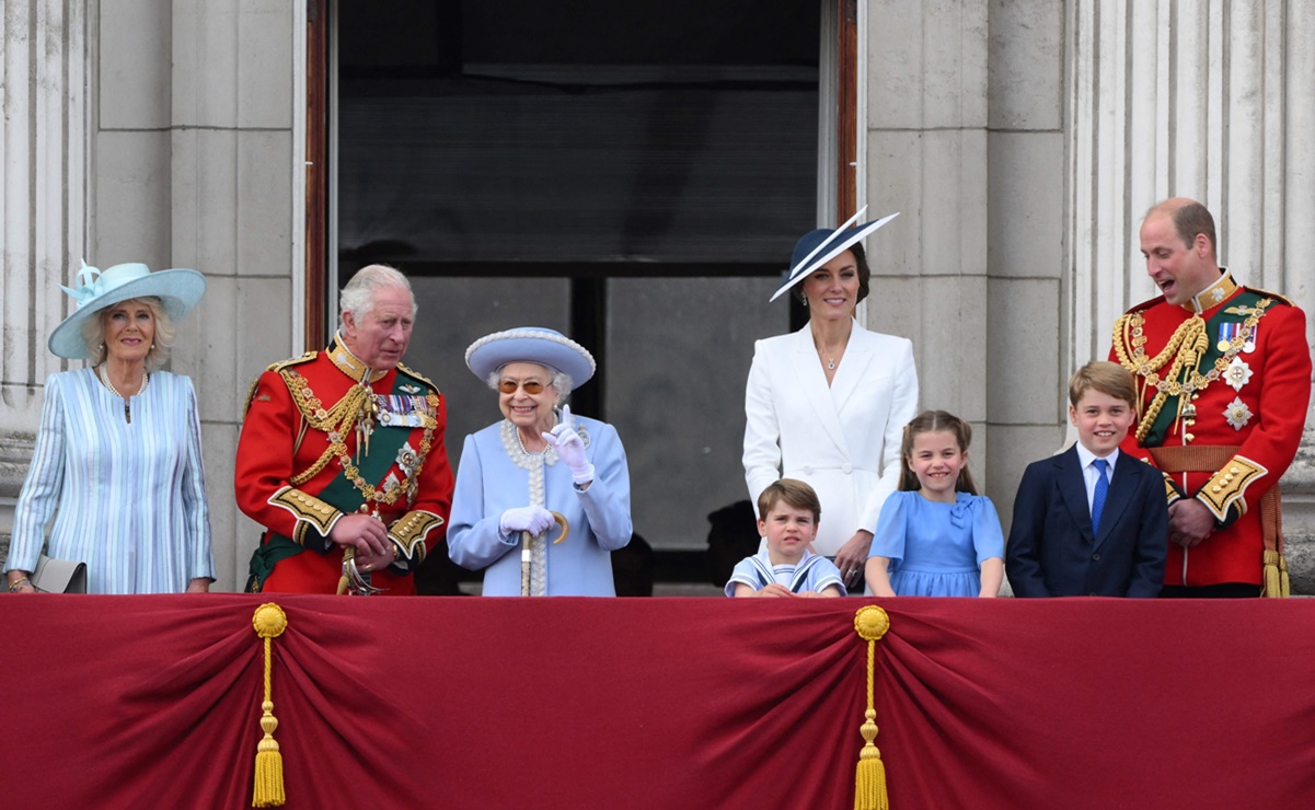 Aclaman a la reina Isabel II al comenzar su "Jubileo de Platino"