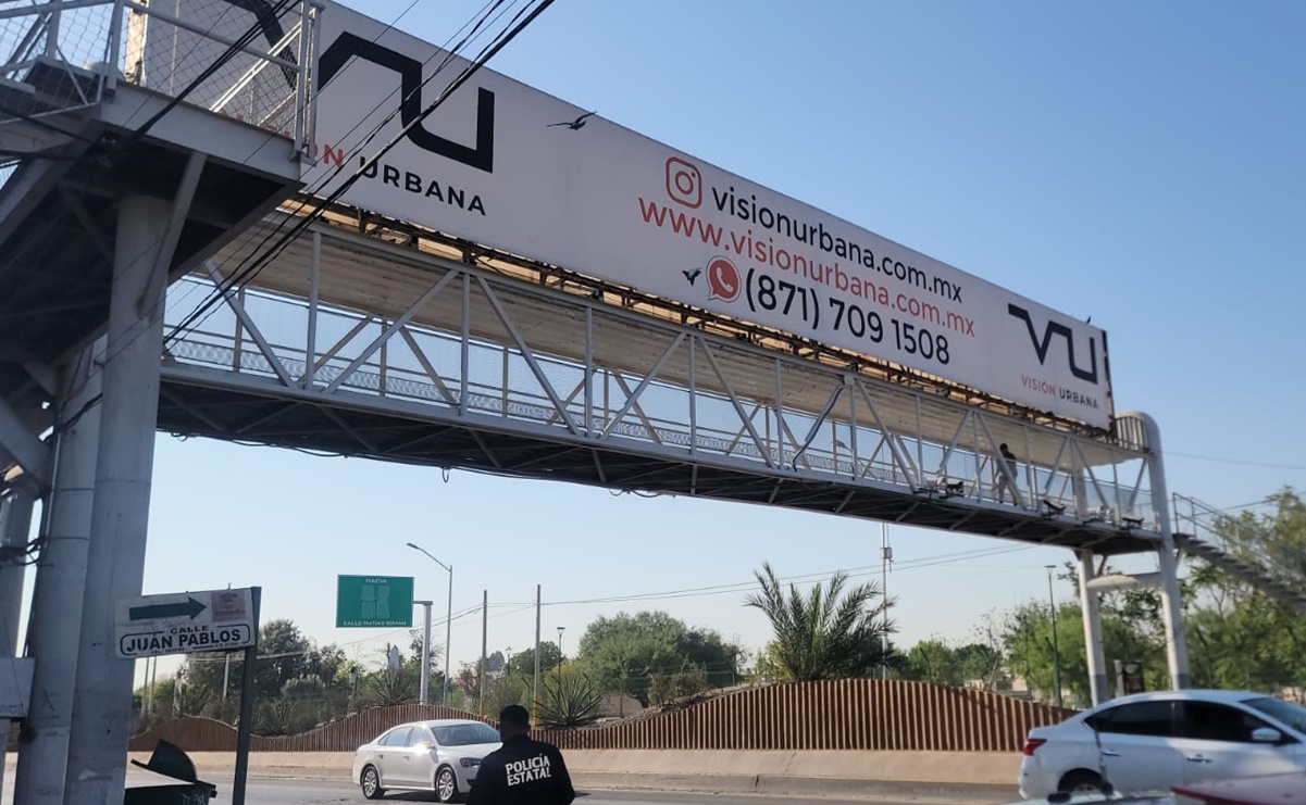 Adolescente se lanza de puente peatonal y cae sobre un carro en Torreón, Coahuila