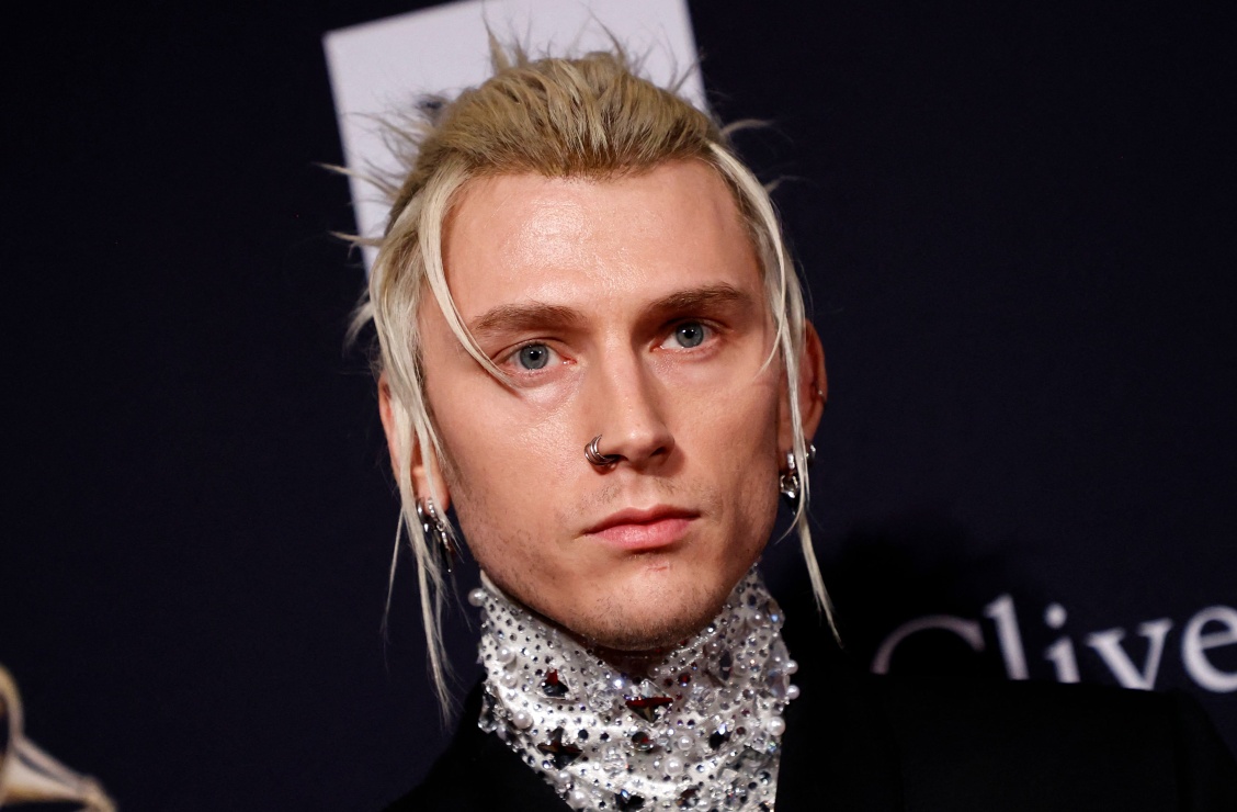 Machine Gun Kelly, novio de Megan Fox, se electrocuta durante fiesta previa al Super Bowl LVII