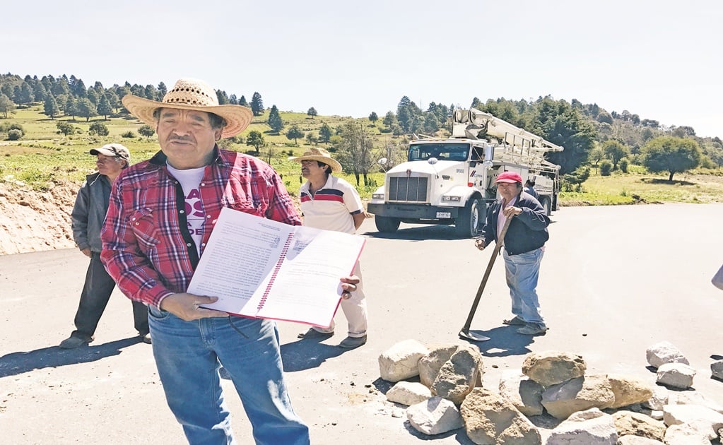 Con pancartas y consignas, indígenas protestan contra vía Naucalpan-Toluca