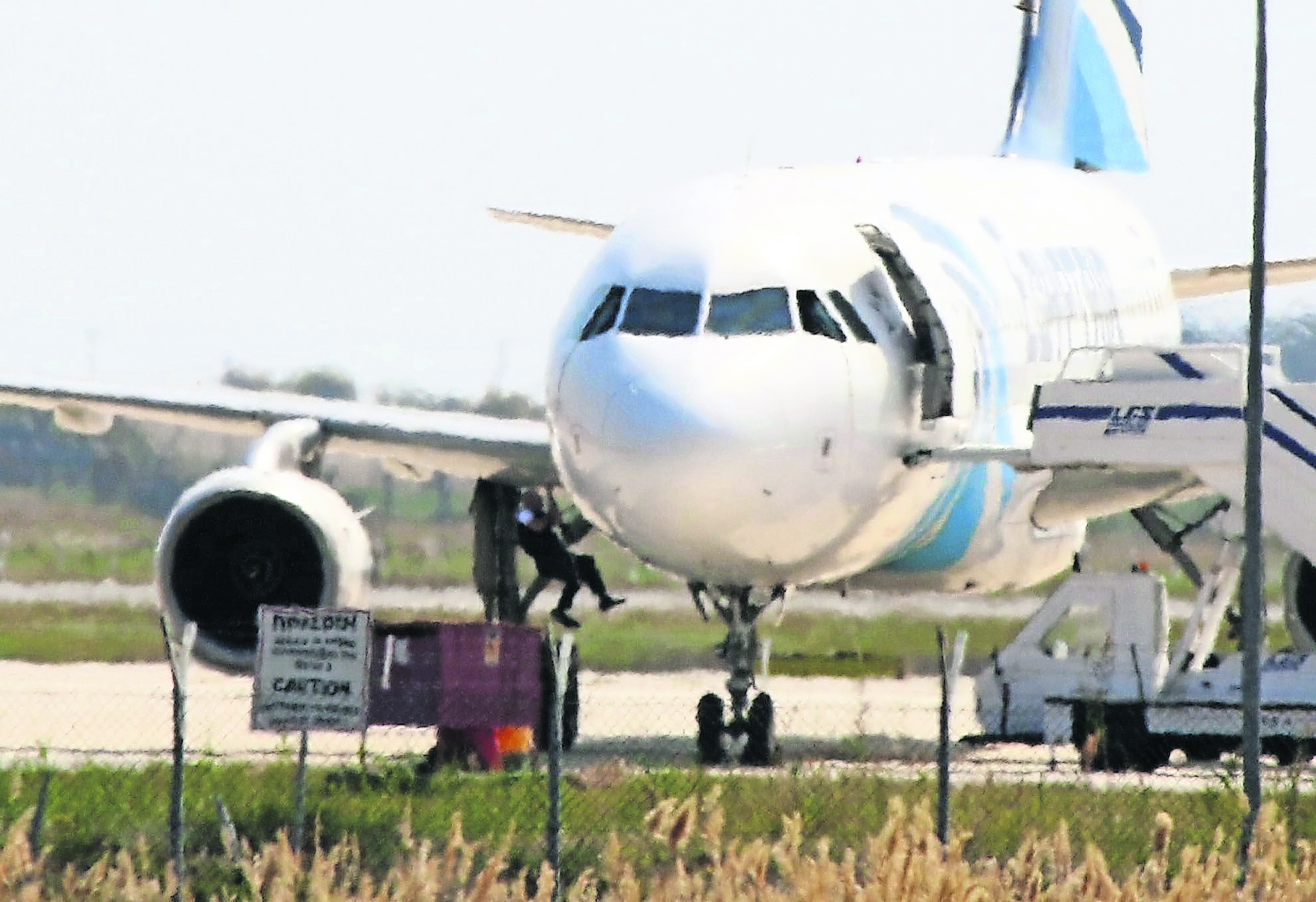 Mensajes revelan fuego dentro del avión de Egyptair