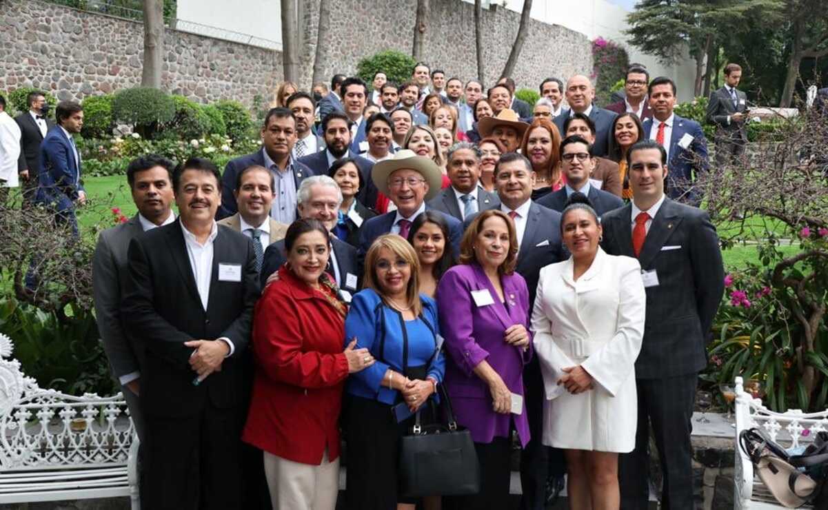 Se reúne Ken Salazar con senadores y diputados; prevén encuentro entre congresos de México y EU