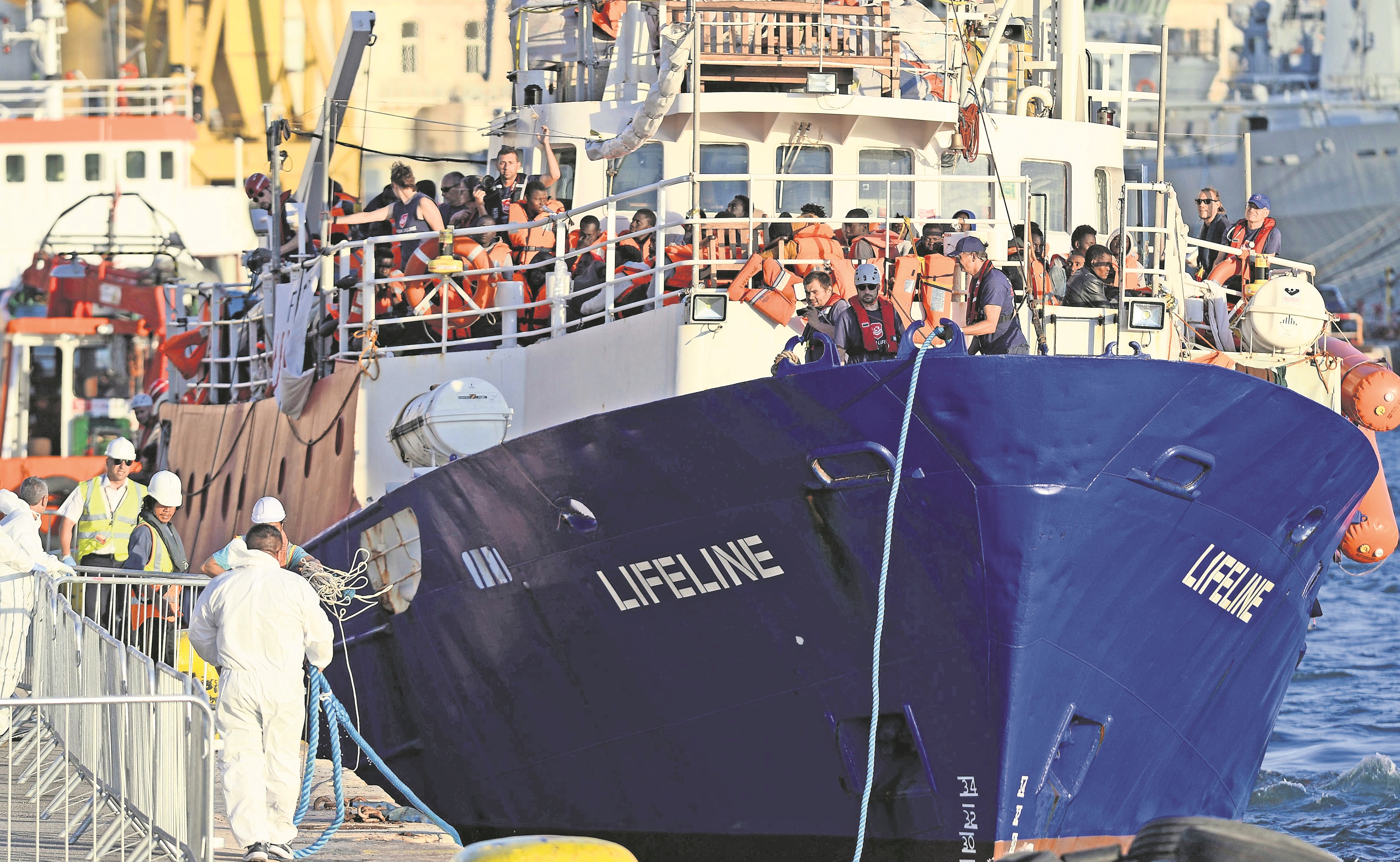 Llega a Malta barco de ONG con 230 migrantes africanos