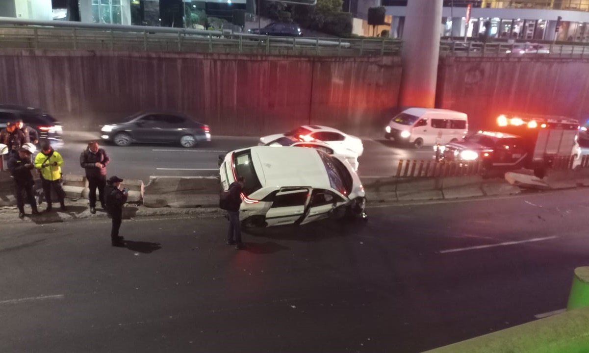 Taxi pierde el control y vuelca en Periférico y Paseo de las Palmas