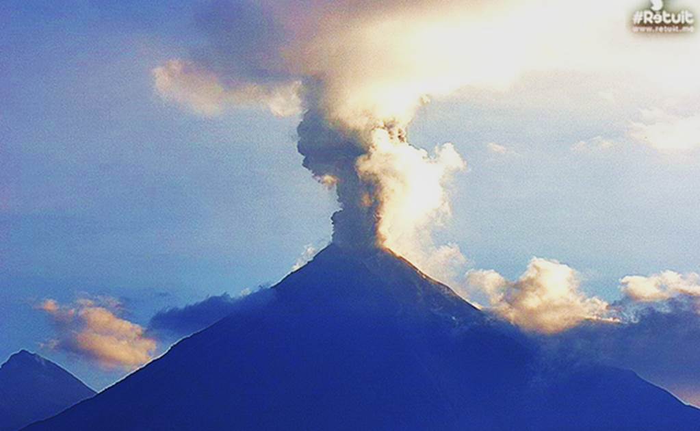 Volcán de Colima emite exhalación de 2 km de altura