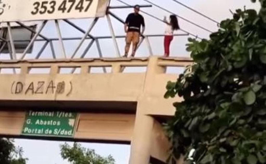 Jovenes arriesgan su vida en puente peatonal para tomarse una selfie 
