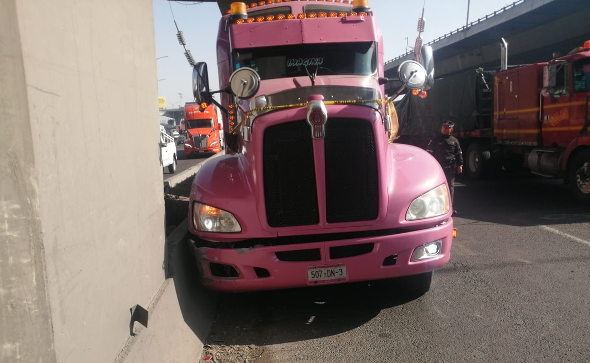 Muere conductor por presunto infarto cuando manejaba tráiler en la autopista México-Querétaro
