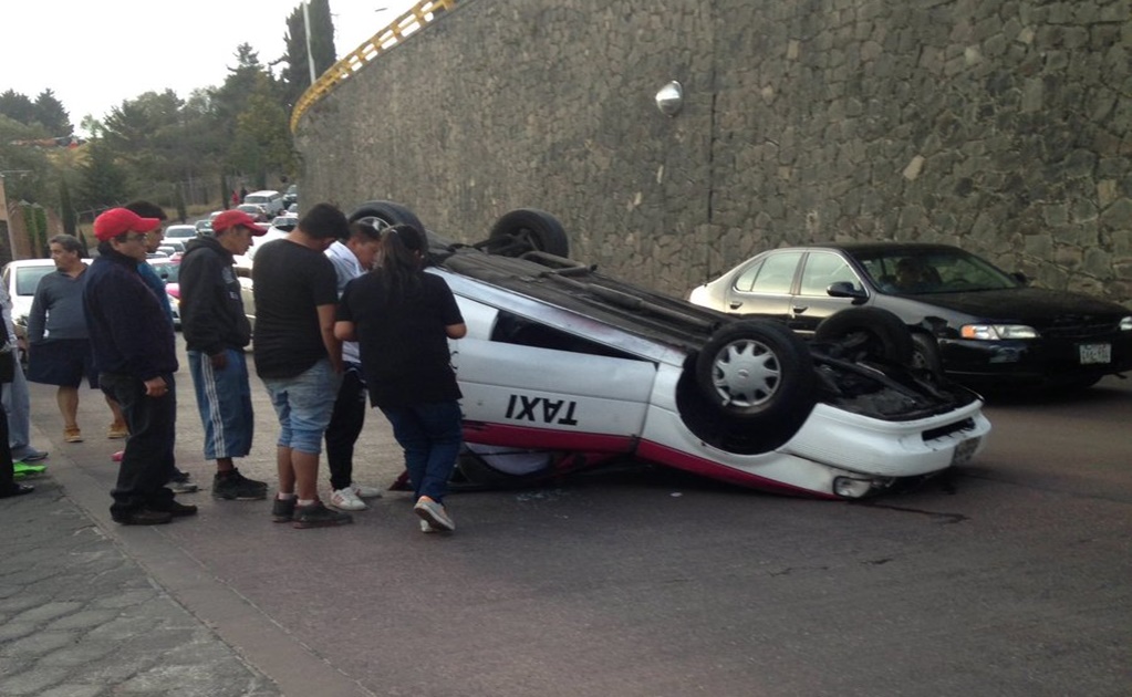 Reportan volcadura de taxi en Calzada de las Águilas