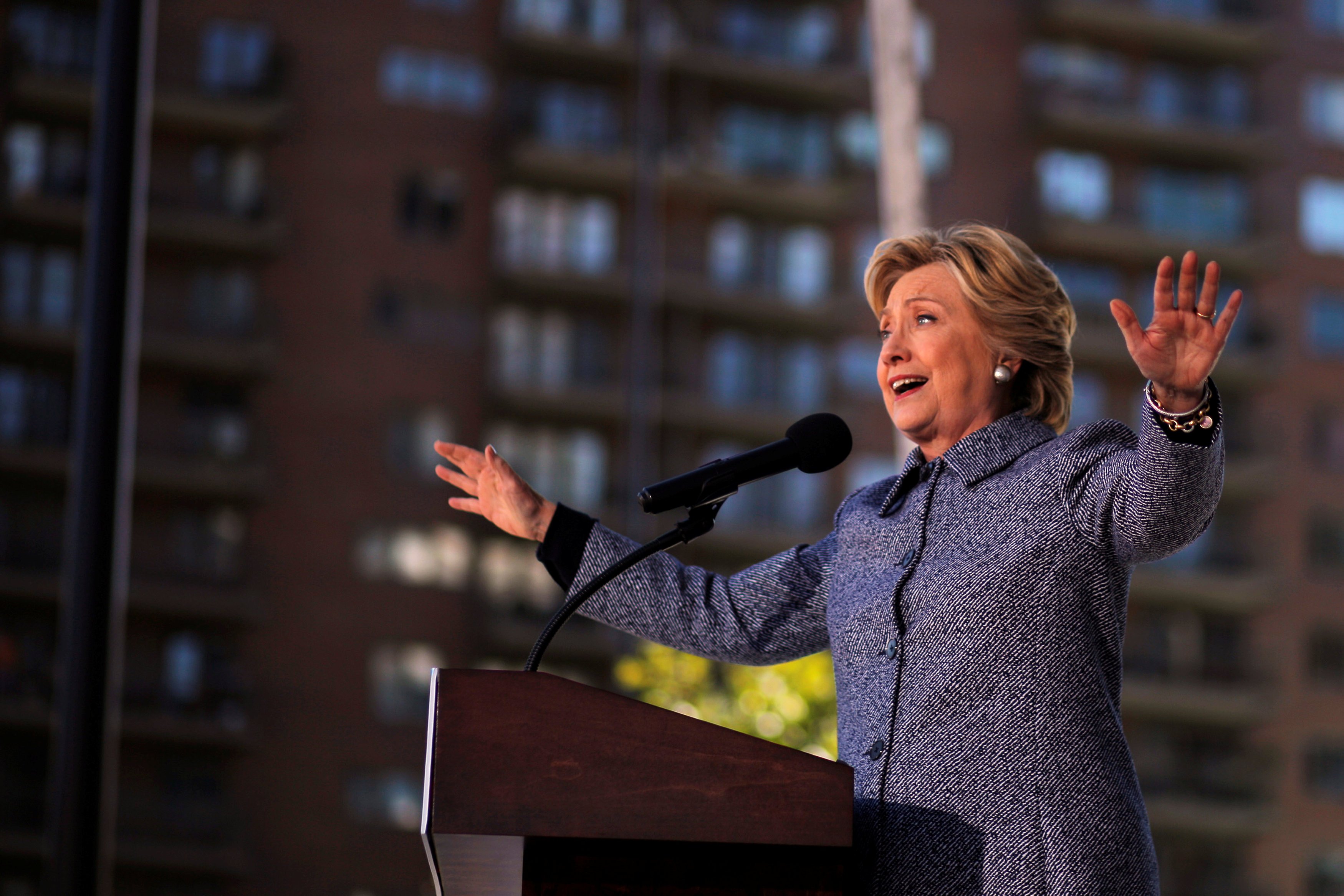 Hillary Clinton repunta en cinco estados clave 