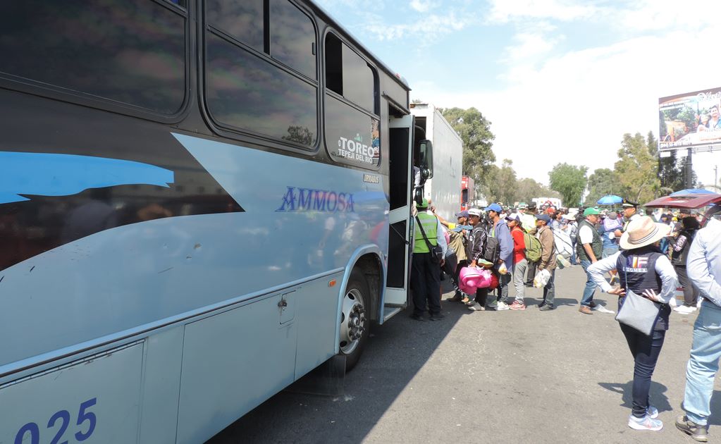 Dan "aventón" a migrantes en la autopista México-Querétaro