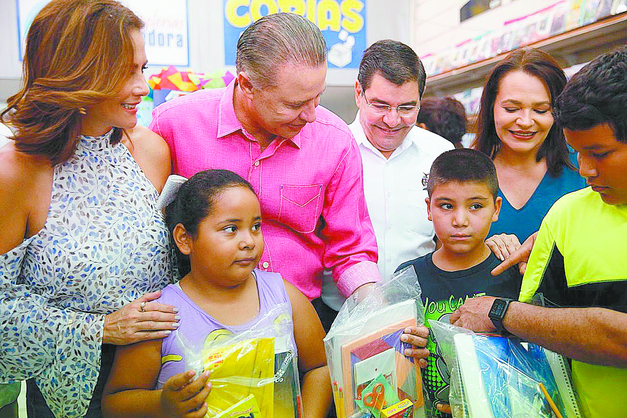 Entregan útiles a 506 mil alumnos 